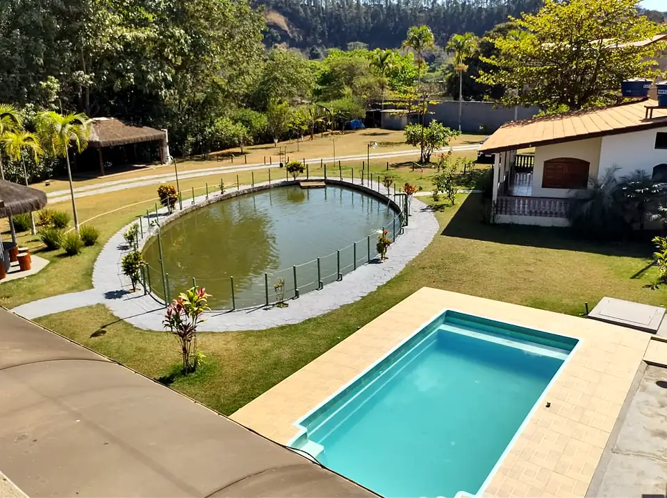 Piscina e lago vistos do alto, com o gramado em volta